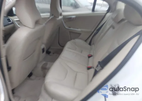 2015 Volvo S60 T5 Premier z USA, uszkodzony, nr VIN YV126MFKXF1337912